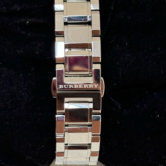 🩷✨SOLD✨🩷28mm Burberry Women’s Silver & Light Pink Watch - Picture 4 of 6